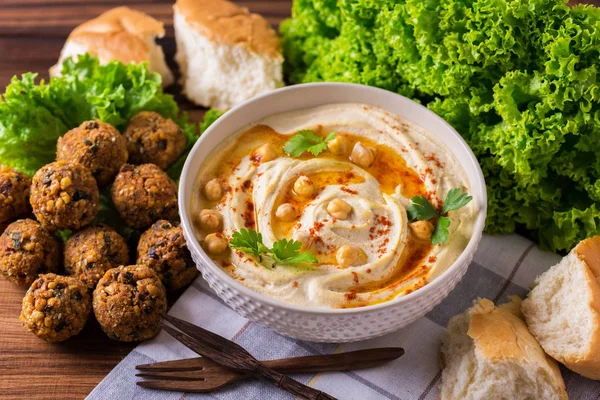 Hummus, falafel i ciecierzycy, podawane z sałatką i pita — Zdjęcie stockowe