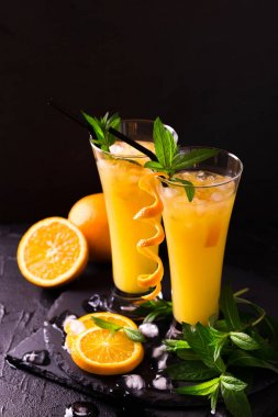 Aperatif votka, portakal suyu ve nane ile. Tornavida kokteyli