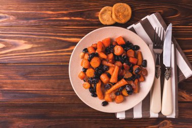 Yahudi Tzimmes tatlı havuç, Kuru üzüm ve kuru meyva