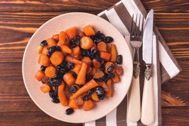 Yahudi Tzimmes tatlı havuç, Kuru üzüm ve kuru meyva