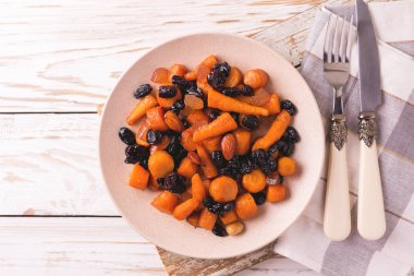 Yahudi Tzimmes tatlı havuç, Kuru üzüm ve kuru meyva