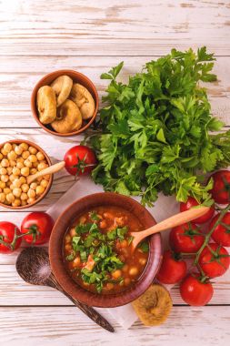 İncir ile Harira çorbası. Ramazan yemek. Geleneksel Yahudi mutfağı