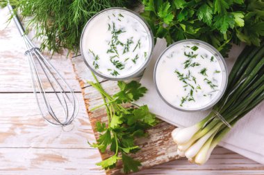 Ayran taze otlar ile. Geleneksel Türk yoğurt içki.