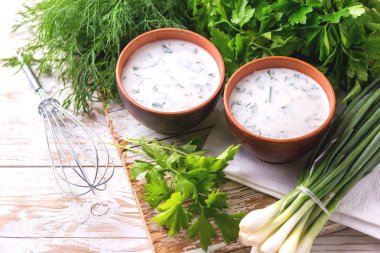 Ayran taze otlar ile. Geleneksel Türk yoğurt içki.