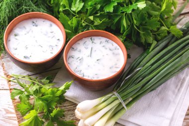 Ayran taze otlar ile. Geleneksel Türk yoğurt içki.