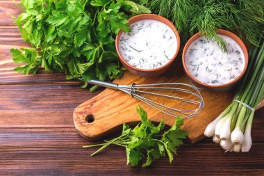 Ayran taze otlar ile. Geleneksel Türk yoğurt içki.