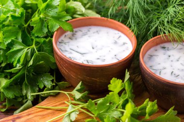 Ayran taze otlar ile. Geleneksel Türk yoğurt içki.