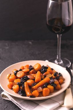 Yahudi Tzimmes tatlı havuç, Kuru üzüm ve kuru meyva