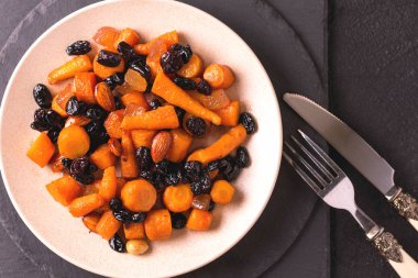 Yahudi Tzimmes tatlı havuç, Kuru üzüm ve kuru meyva