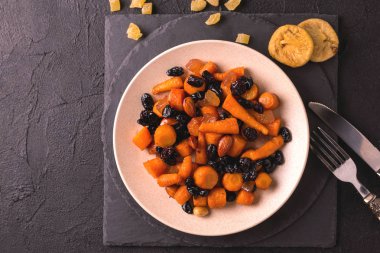 Yahudi Tzimmes tatlı havuç, Kuru üzüm ve kuru meyva