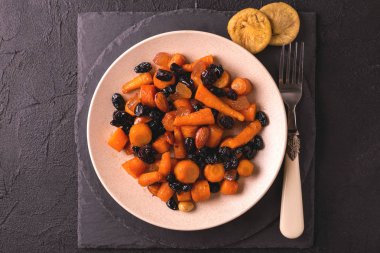 Yahudi Tzimmes tatlı havuç, Kuru üzüm ve kuru meyva