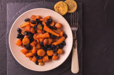 Yahudi Tzimmes tatlı havuç, Kuru üzüm ve kuru meyva