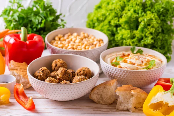 Falafel, pide, humus ve sebze ile nohut. Yatay 