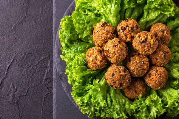 Kotitekoinen falafel salaatilla. Juutalainen keittiö. Yläkuva — kuvapankkivalokuva