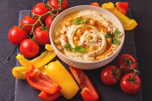 Hummus i ciecierzycy. Kuchnia żydowska. Widok z góry — Zdjęcie stockowe
