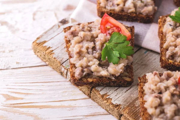 Toast med kosher Forshmak pasta, persilja och körsbärstomater — Stockfoto