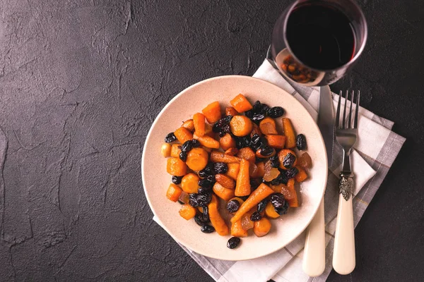 Єврейські Tzimmes десерт з моркви, родзинками і сухофрукти — стокове фото