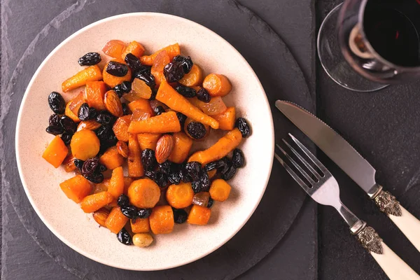 Postre judío Tzimmes con zanahoria, pasas y frutas secas — Foto de Stock