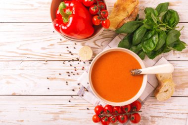 Fesleğen, domates ve baget ile İtalyan domates çorbası gaspaço