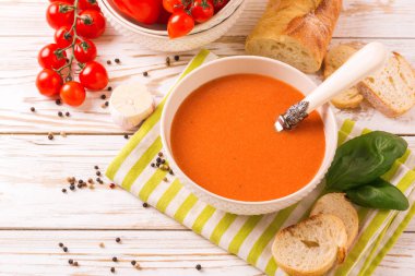 Fesleğen, domates ve baget ile İtalyan domates çorbası gaspaço