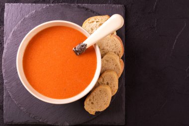 Fesleğen, domates ve baget ile İtalyan domates çorbası gaspaço