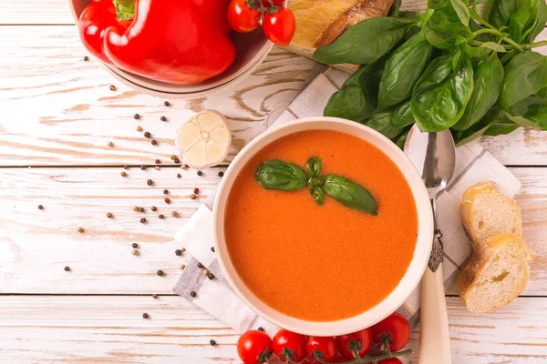 Gazpacho van Italiaanse tomaten soep met basilicum, tomaten en stokbrood — Stockfoto