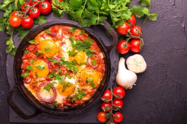 Shakshuka. Geleneksel İsrail mutfağı. Kızarmış yumurta vegetabl ile