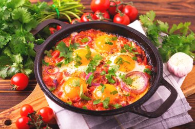 Shakshuka. Geleneksel İsrail mutfağı. Kızarmış yumurta vegetabl ile
