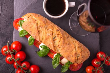Ciabatta sandviç şarap ve kahve caprese salatası ile.
