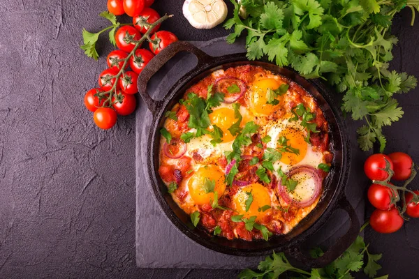 Shakshuka. Geleneksel İsrail mutfağı. Kızarmış yumurta vegetabl ile