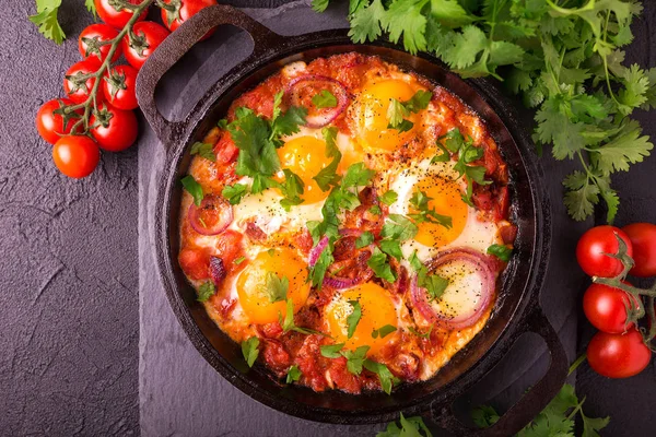 Shakshuka. Geleneksel İsrail mutfağı. Kızarmış yumurta vegetabl ile
