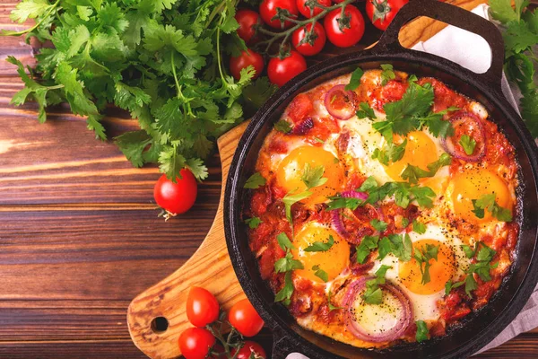 Shakshuka. Cocina tradicional israelí. Huevos fritos con verdura — Foto de Stock