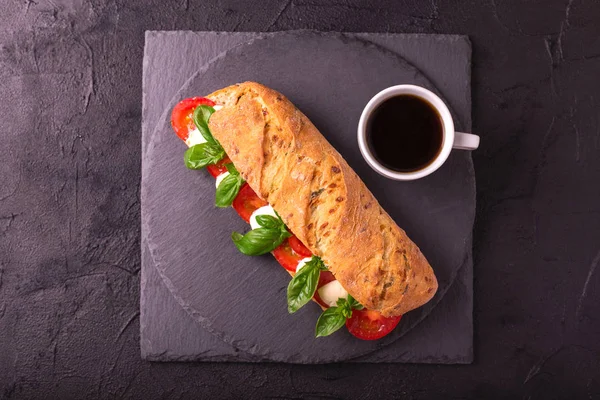 Ciabatta sandwich con insalata caprese con caffè . — Foto Stock