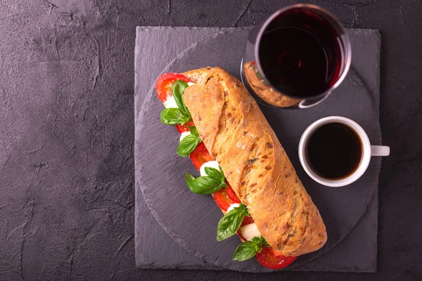 Panino alla ciabatta con insalata caprese con vino e caffè . — Foto Stock