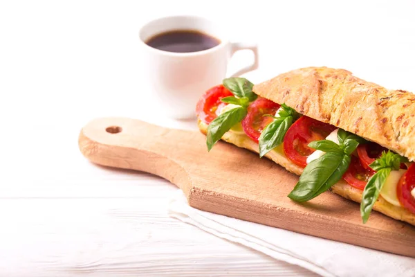 Ciabatta sandwich con insalata caprese con caffè . — Foto Stock