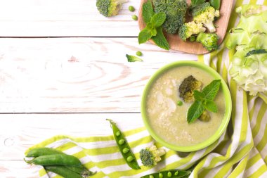 Brokoli ve yeşil bezelye çorbası nane ile dekore edilmiş püresi 