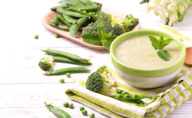 Brokoli ve yeşil bezelye çorbası nane ile dekore edilmiş püresi 