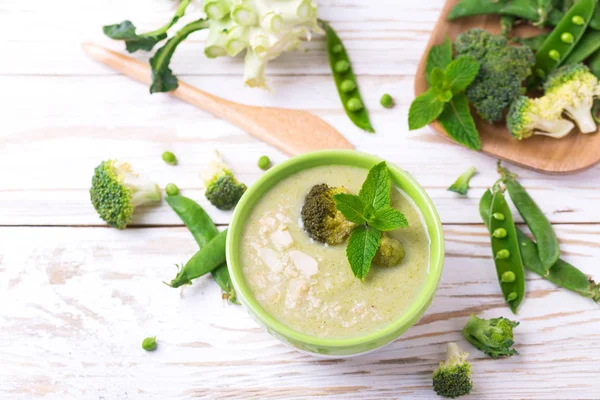 Brokkoli és a zöld borsó püré leves mentával díszítve — Stock Fotó