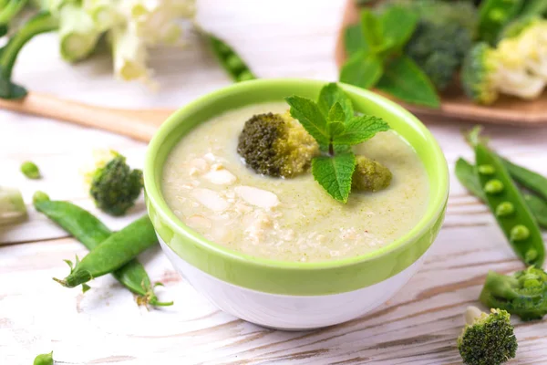 Brokoli ve yeşil bezelye çorbası nane ile dekore edilmiş püresi 