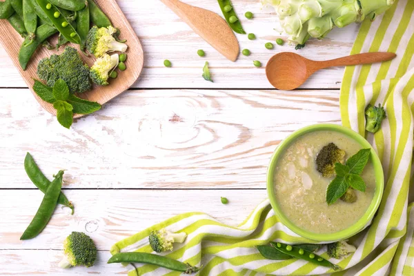 Brokoli ve yeşil bezelye çorbası nane ile dekore edilmiş püresi 