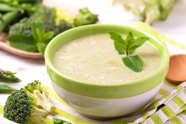 Brokoli ve yeşil bezelye çorbası nane ile dekore edilmiş püresi 