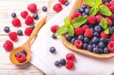 Ahududu, böğürtlen ve yaban mersini. Sağlıklı gıda. Üstten Görünüm