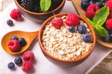 Ahududu, yaban mersini ile nane ve yulaf ezmesi kahvaltı ya da iki yüzlü