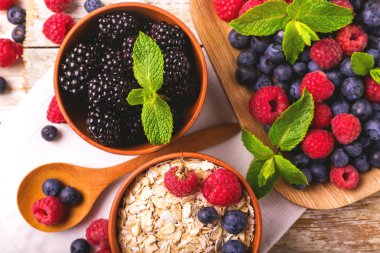 Ahududu, yaban mersini ile nane ve yulaf ezmesi kahvaltı ya da iki yüzlü