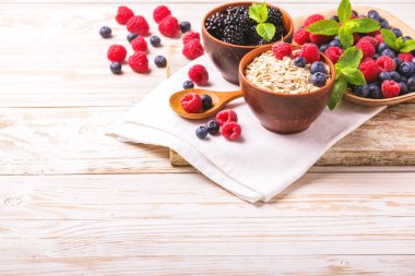 Ahududu, yaban mersini ile nane ve yulaf ezmesi kahvaltı ya da iki yüzlü