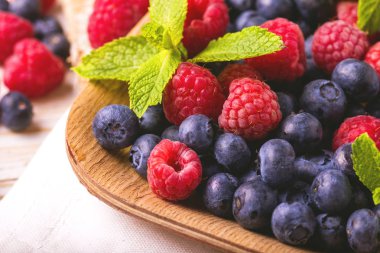 Ahududu, böğürtlen ve yaban mersini. Sağlıklı gıda. Üstten Görünüm
