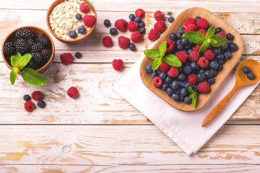 Ahududu, yaban mersini ile nane ve yulaf ezmesi kahvaltı ya da iki yüzlü