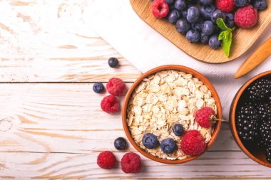 Ahududu, yaban mersini ile nane ve yulaf ezmesi kahvaltı ya da iki yüzlü