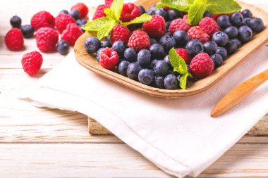 Ahududu, böğürtlen ve yaban mersini. Sağlıklı gıda. Üstten Görünüm