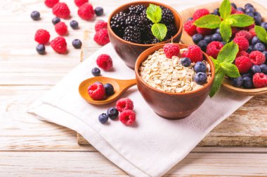 Ahududu, yaban mersini ile nane ve yulaf ezmesi kahvaltı ya da iki yüzlü